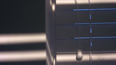 Venedik 'in güneşlik pencereleri, güneş ışığı gölgelerindeki sicimler, yakın çekim, süper yavaş çekim, seçici odak noktası.