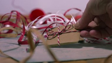 Noel hediyesi kurdeleli eller ve iple zoom yavaş çekim seçici odak