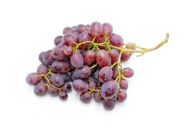 Beyaz üzerine izole edilmiş bir demet pembe kırmızı üzüm.