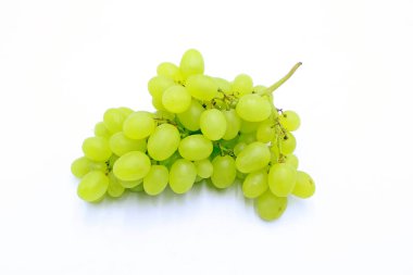 Beyaz arka planda yeşil olgun üzümler izole edilmiş.