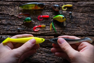iplik ile balıkçılık için iki lures tutan adam