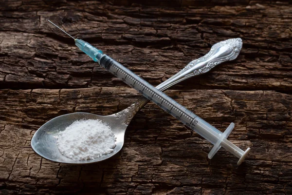 Heroína en una cuchara y una jeringa — Foto de Stock
