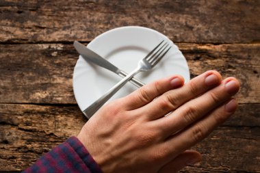 adam yemek reddetmesi gösterir