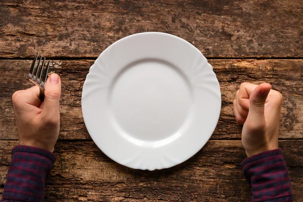 çanak sevdiği adam elinde bir çatal ile gösterir