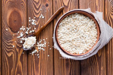 yulaf ezmesi Kupası ve dağınık bir tahta kaşık diğerine