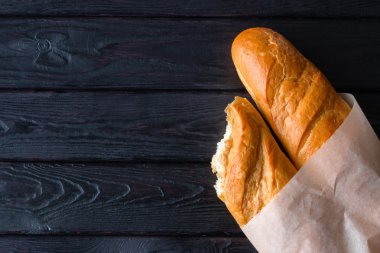 bir kağıt torba siyah bir zemin üzerine iki somun