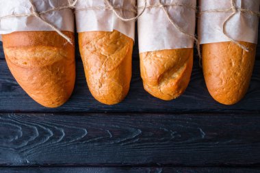 kagit içinde farklı taze ekmek