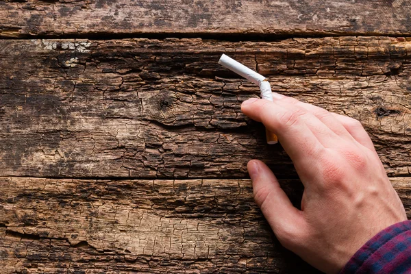 Kırık bir sigara tutan adam — Stok fotoğraf