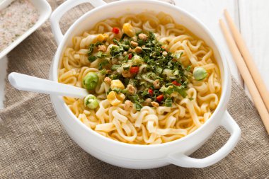 Beyaz bir arka plan üzerinde sebze ile lezzetli ramen