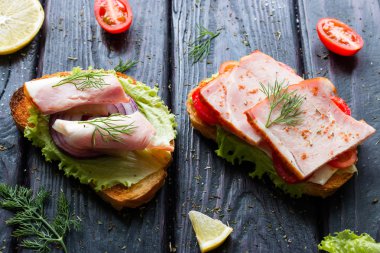 bir siyah arka plan portre üzerinde iki tane sandviç