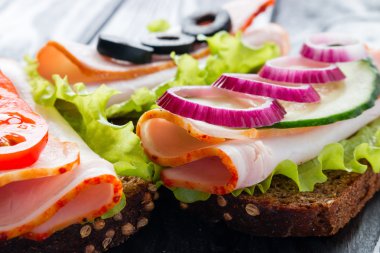 zeytin ve kırmızı soğan yakın çekim sandviç domates doğrayın