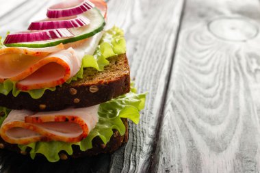 Çavdar ekmeği ve domuz eti iki kat ile sandviç