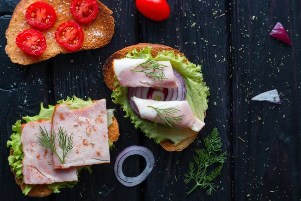 et ve sebze baharat siyah tablo ile iştah açıcı sandviç