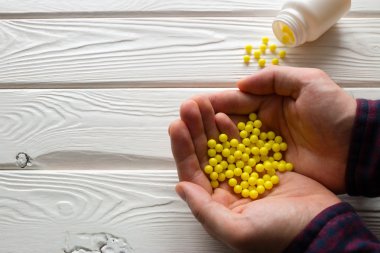 askorbik asit avuç içi tutan adam