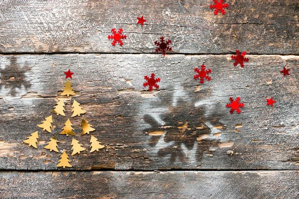 Árvore de Natal brilha, e neve falsa em um fundo de madeira — Fotografia de Stock