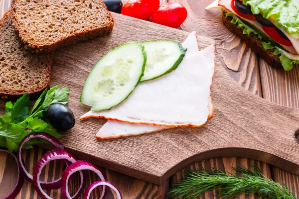 Bahan sandwich pada papan potong — Stok Foto