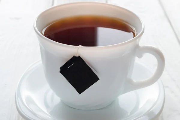 Taza de té y té sobre un fondo blanco —  Fotos de Stock