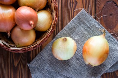 sepet ve peçete ahşap zemin üzerine soğan