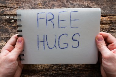 ücretsiz hugs uluslararası gün hugs bir işaret tutan adam