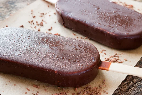 Paleta con chocolate rallado sobre fondo de madera de cerca — Foto de Stock