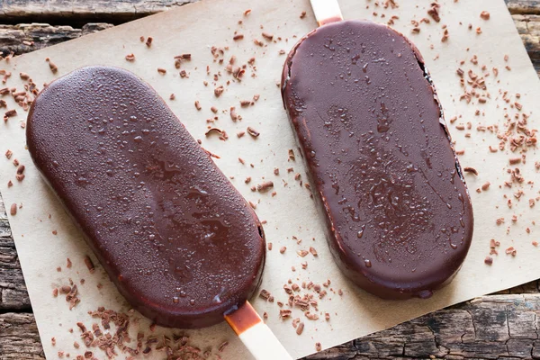 すりおろしたチョコレートで、溶けたアイス キャンデー — ストック写真