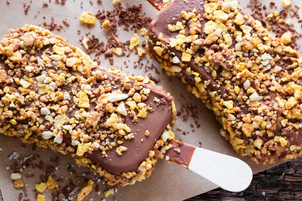 Gelato al cioccolato con noci e biscotti — Foto Stock