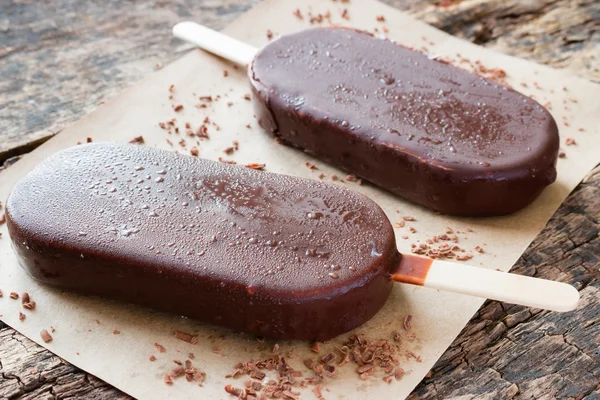 Paleta con chocolate rallado sobre fondo de madera — Foto de Stock