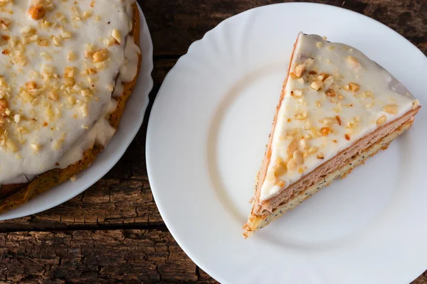 Pastel casero y trozo de corte en un plato blanco — Foto de Stock