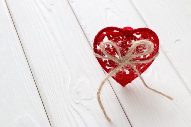 Dikey beyaz zemin üzerine kırmızı kadife kalp