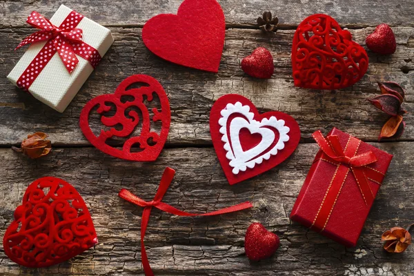 Bakgrunden alla hjärtans dag med en gåva rutan och båge hjärtan — Stockfoto