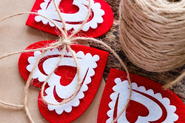 Fundo Dia dos Namorados com corações vermelhos, arcos e novelos de linha — Fotografia de Stock