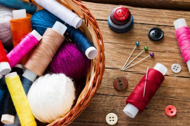 iplik ile bir iğne ve sepet yanındaki düğme