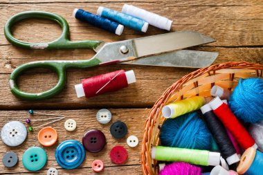 Makas iğne ve iplik ahşap arka plan üzerinde