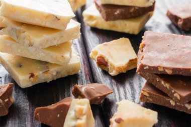 bir siyah arka plan seçici odak üzerinde kırık çikolata yığın