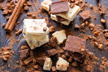 kırık çikolata kakao ile