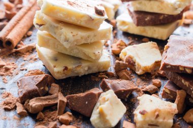 beyaz çikolata ile fındık yığınını