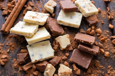 çikolata ve tarçın bir siyah arka plan üzerinde dağınık