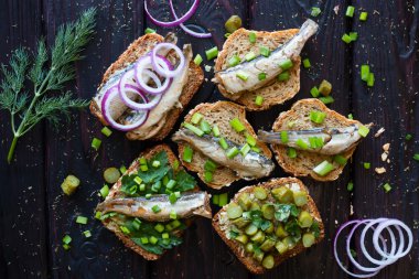 Hamsi üzerinde arka plan rezene ve yeşil siyah bir arka plan ile sandviç