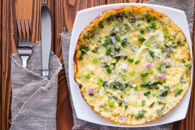 çatal bıçak takımı ile beyaz bir plaka üzerinde otlar ile omlet