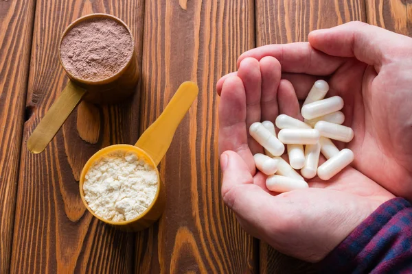 amino asit kapsül protein arka plan kaşık toz tutan adam