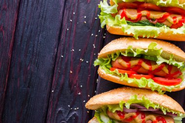 lezzetli sosisli bir siyah arka plan ve metin için yer