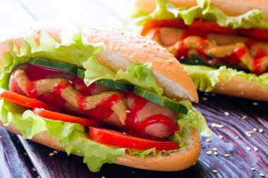 Sosisli sandviç closeup ahşap arka plan üzerinde