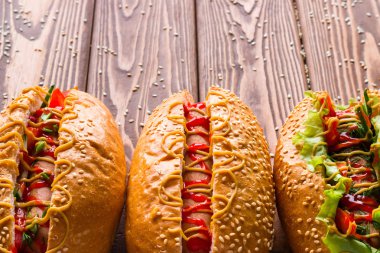 lezzetli sosisli ahşap arka plan üzerinde kapat