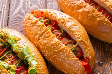 Sosisli sandviç domates salatalık ve dereotu yakın çekim ile