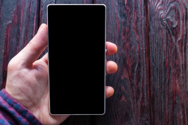 bir smartphone için metin el şablon yerinde tutan adam