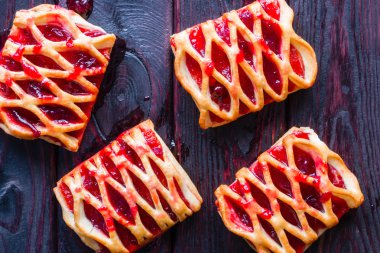 Siyah bir zemin üzerine vişne reçelli turta