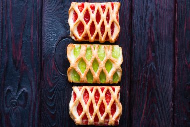 kiraz ve kivi meyve reçelli kurabiye