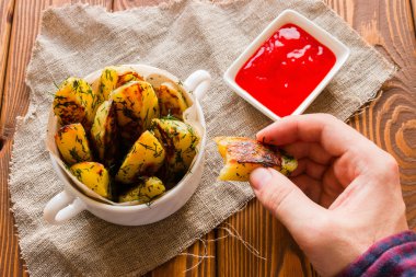 Ketçap ile patates kızartması yiyen adam
