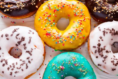 Beyaz bir arka plan üzerinde renkli taze çörek