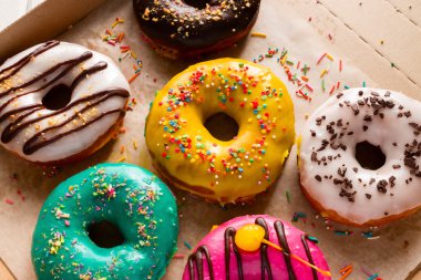 Donuts bir kutu içinde farklı tatlar